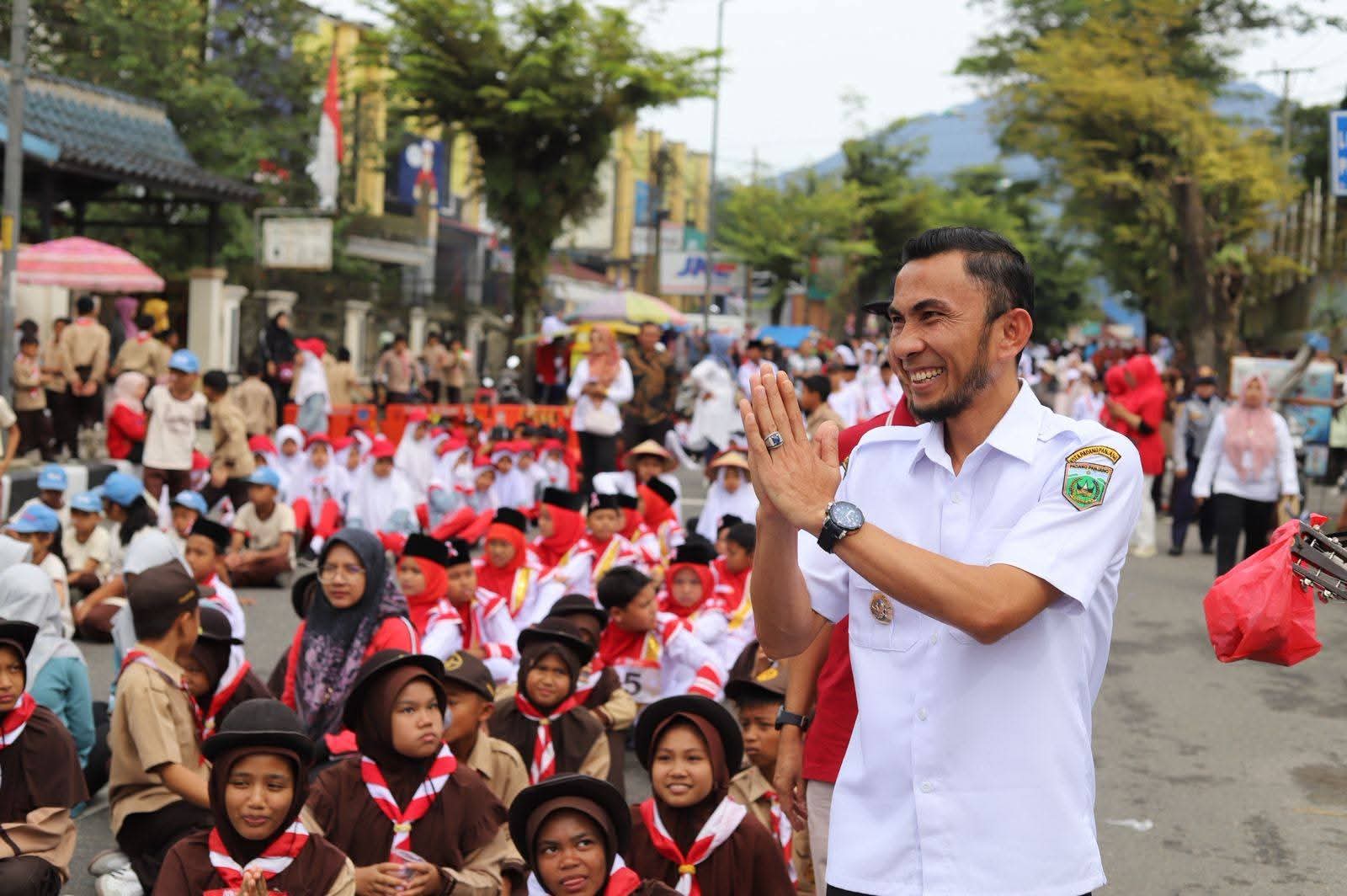 Wawako Allex, saat berikan  support pada peserta lomba gerak jalan